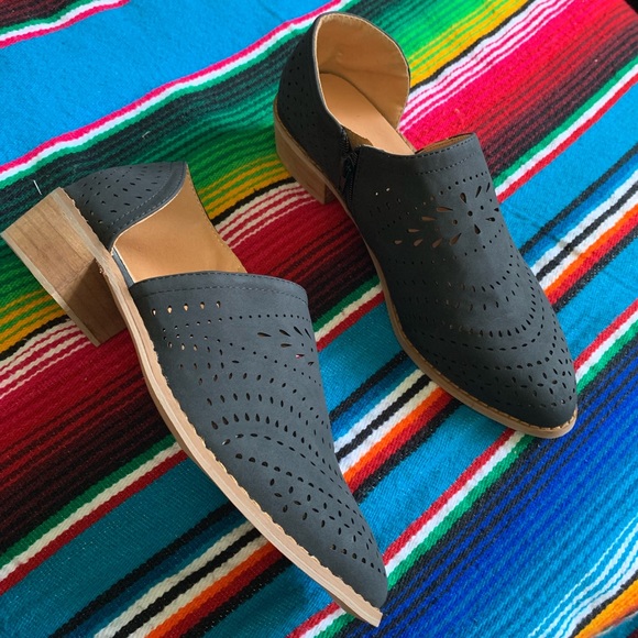 Black booties with design - Picture 2 of 3